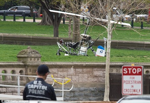 Protestor’s gyrocopter lands on Capitol Hill - ảnh 1